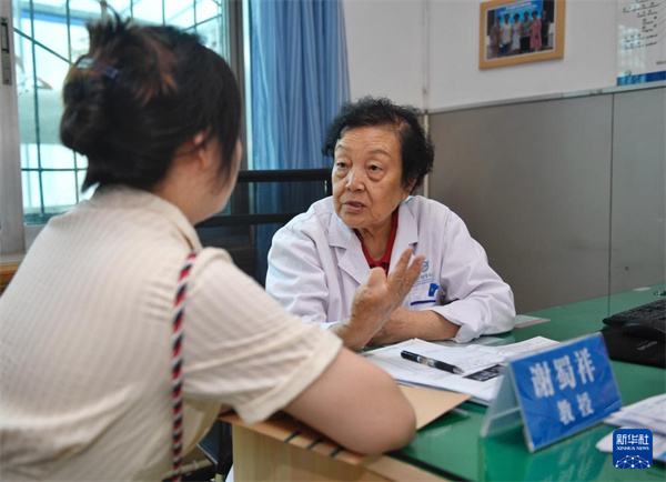 谢蜀祥在四川省生殖健康研究中心附属专科医院接诊患者