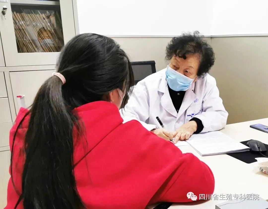 谢蜀祥教授坐诊中