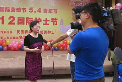 王院长接受媒体采访